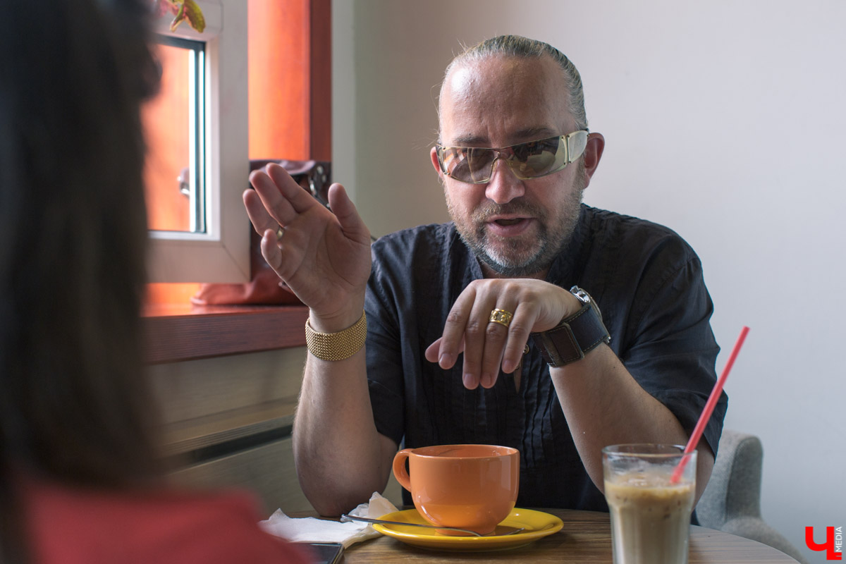 Владимирский дизайнер одежды премиум-класса Андрей Перескоков на днях возил свои наряды на показ в Сан-Франциско. Там состоялось открытие интеллектуального казино, по типу российского “Что? Где? Когда?”