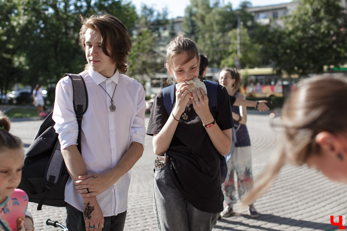 9 августа во Владимире прошла очередная акция в поддержку приближающегося Ресторанного дня. У памятника Диктору Левитану был открыт ресторан Лепёха-Лепёха