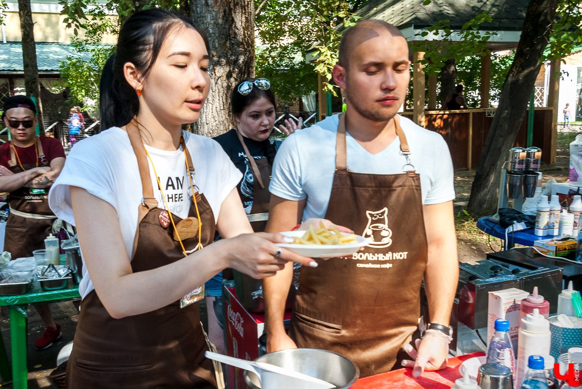 26 августа в Коврове прошёл гастрономический фестиваль «СамБыЕл». В нем приняло участие 7 ресторанов, удивлявших гостей оригинальными блюдами