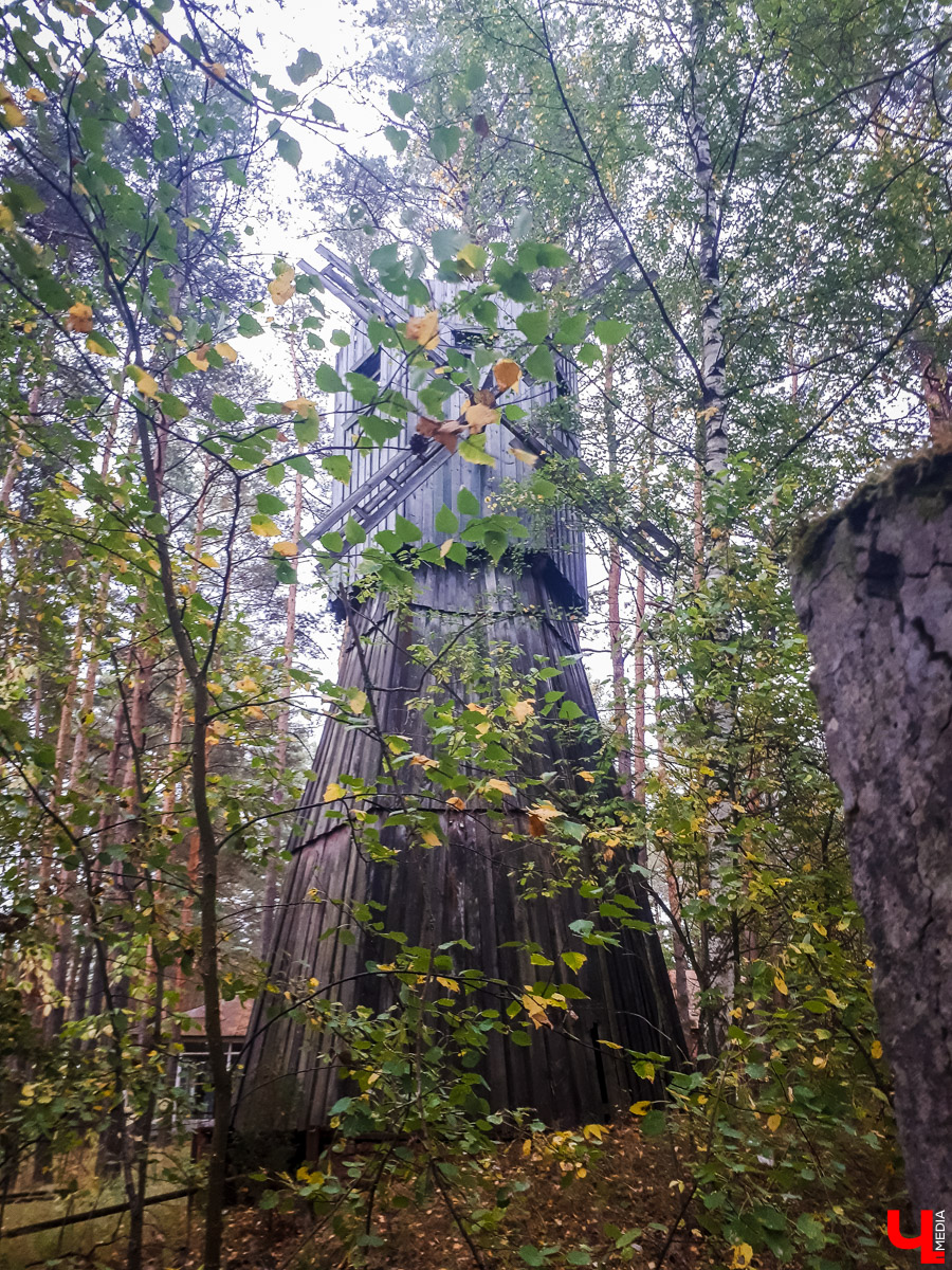 В лесу в Суздальском районе мы случайно набрели на пионерский лагерь “Юность”, который несколько лет простоял заброшенным. Мародеры до него не добрались, а потому постройки остались целыми