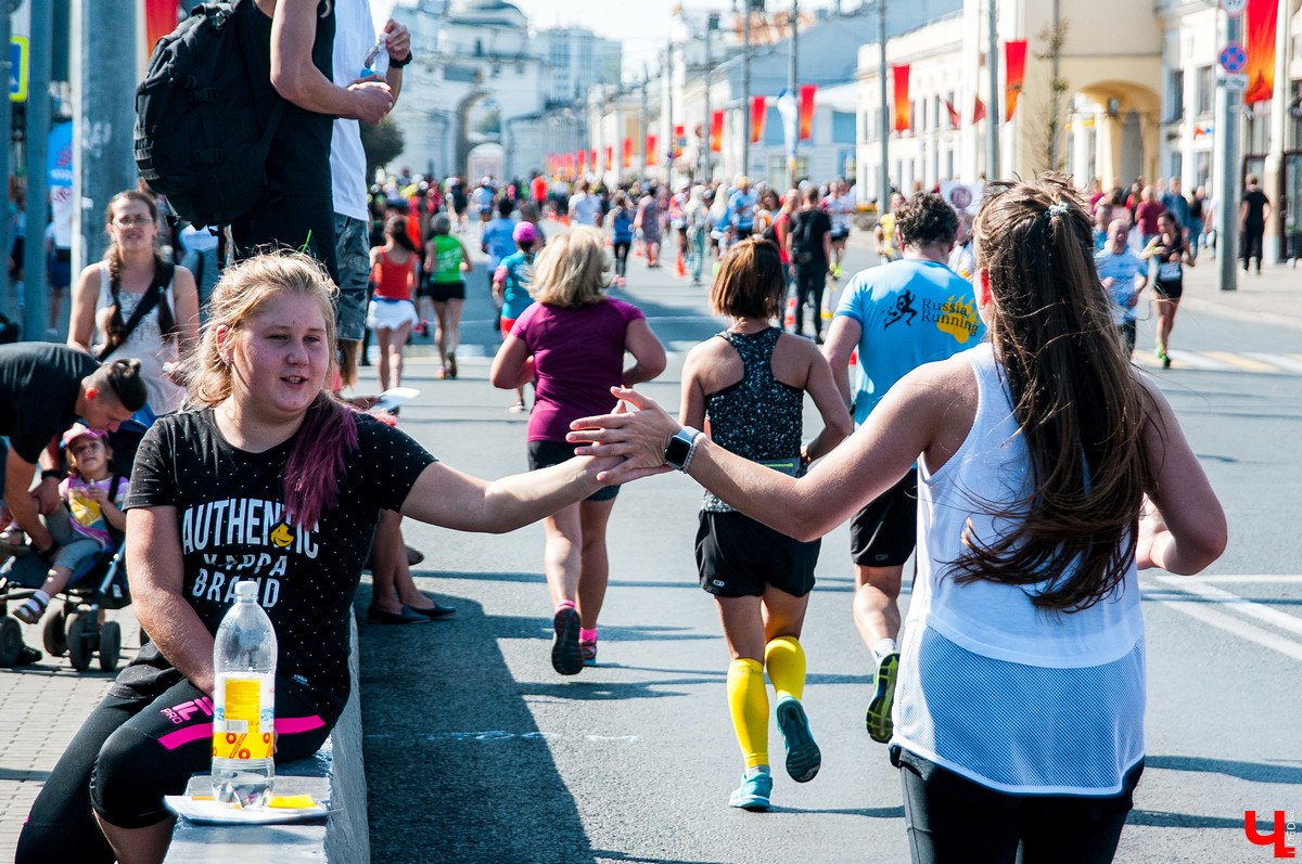 8 сентября во Владимире прошел 2-й полумарафон “Золотые ворота”. В нем приняли участие больше 5500 спортсменов из России, Германии, Мексики, Польши и Южной Африки. Победителей награждала фигуристка Ирина Слуцкая