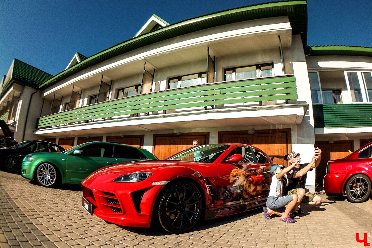 15 и 16 сентября в Суздале прошел фестиваль автомобильного тюнинга Tuning Car Awards. На него съехалось больше 100 машин со всей России