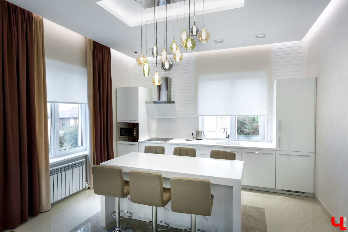 Архитектор-дизайнер Наталья Корешкова провела экскурсию по одному из самых роскошных офисов Владимира, в котором есть даже “золотой” туалет и джакузи