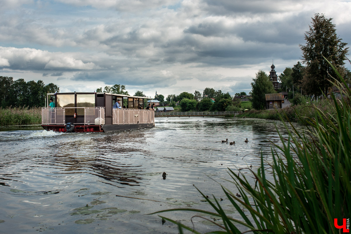 В Суздале устраивают необычные экскурсии - по реке Каменка плавает речной трамвайчик “Колибри”. О нем рассказал его создатель Алексей Полтев