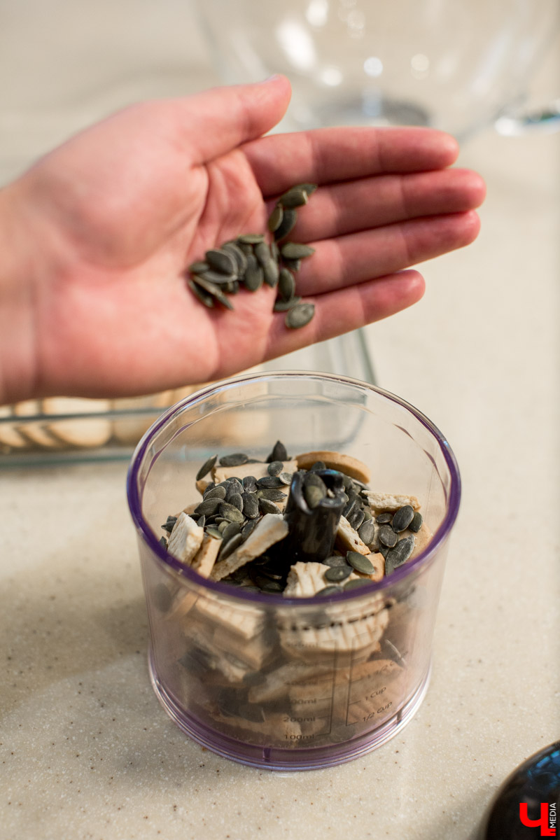 Шеф Дмитрий Орловский показал певцу Дмитрию Захария, как приготовить из тыквы крем-суп и чизкейк с меренгой