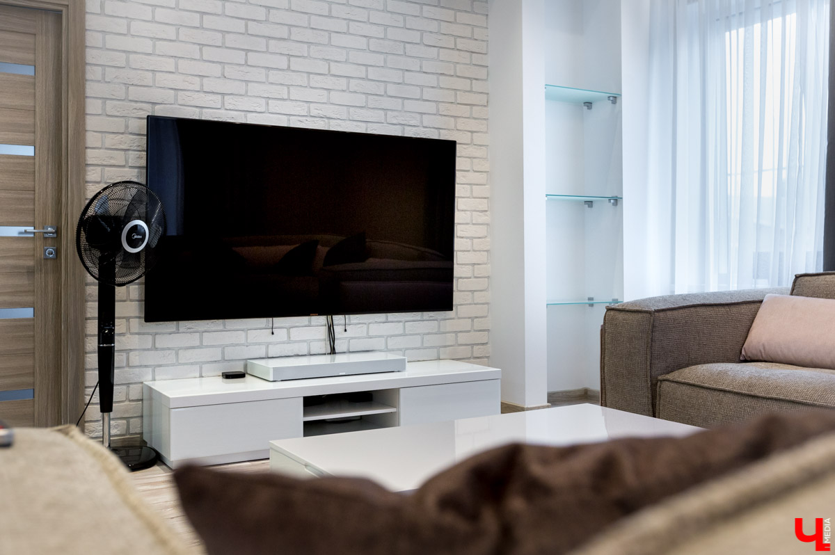 Архитектор-дизайнер Наталья Корешкова провела экскурсию по одному из самых роскошных офисов Владимира, в котором есть даже “золотой” туалет и джакузи