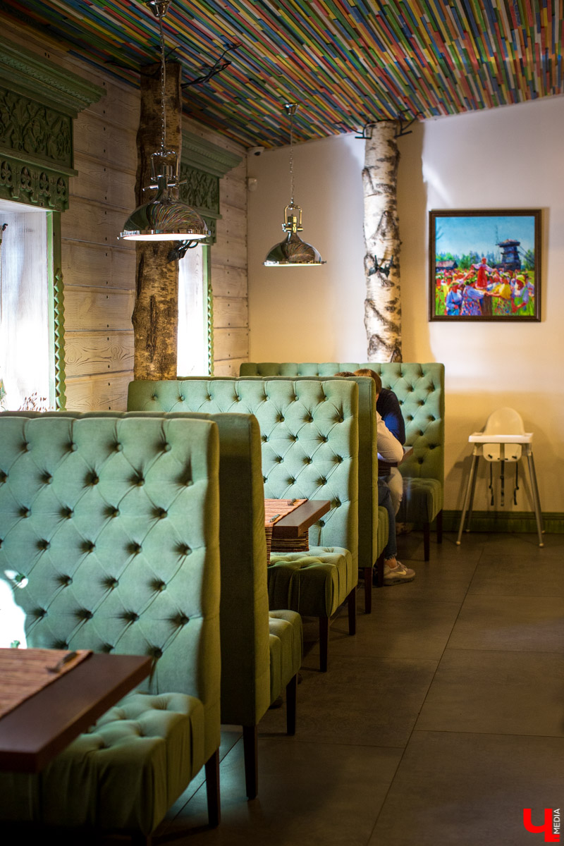 Журналист “Ключ-Медиа” отправилась на экскурсию в суздальский ресторан “Огурец” и узнала, как создавался дизайн интерьера этого заведения, какие самые необычные блюда входят в меню и где закупаются ингредиенты для них