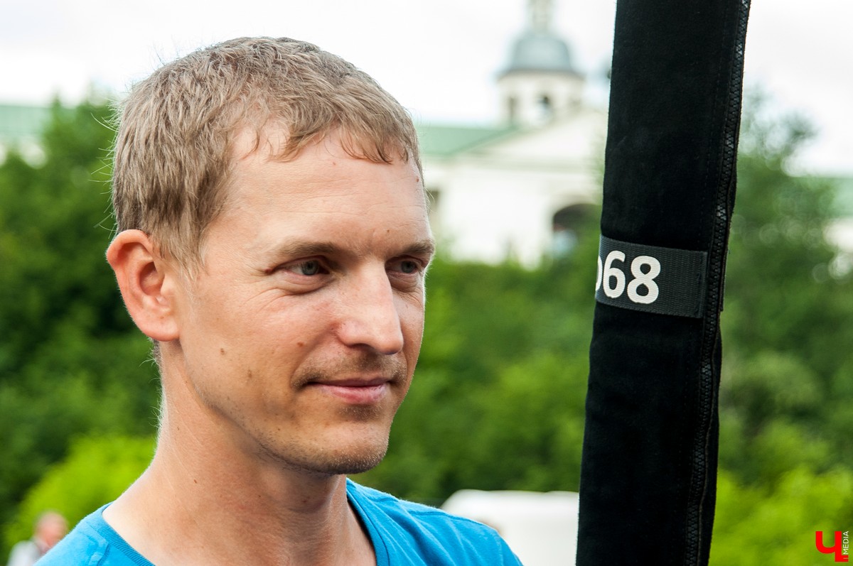 18 июля в Суздале прошло открытие фестиваля воздухоплавания “Золотое кольцо”. Из-за непогоды шары не смогли подняться в небо, но организаторы устроили фаер-шоу на земле