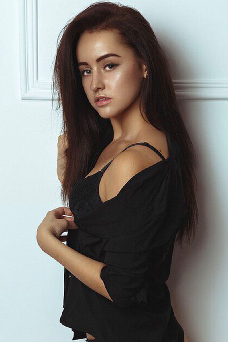 Фотоконкурс “Девушка года” продолжается. Сегодня мы с вами познакомимся с еще одной претенденткой на звание “Девушка июля”. Зовут ее Вера Поповиченко