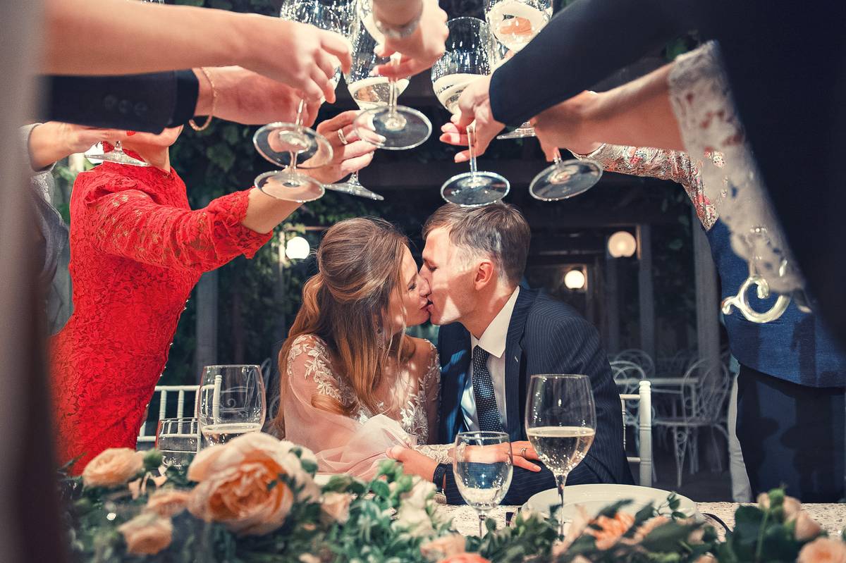 Ведущая Алена Маркелова проводит свадьбы за границей. О секретах своего успеха в свадебном бизнесе она рассказала журналисту “Ключ-Медиа”