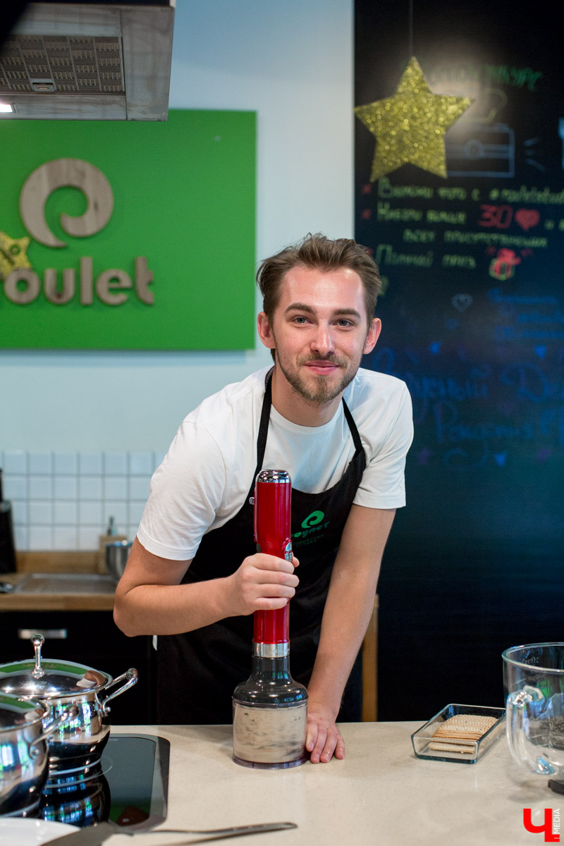 Шеф Дмитрий Орловский показал певцу Дмитрию Захария, как приготовить из тыквы крем-суп и чизкейк с меренгой