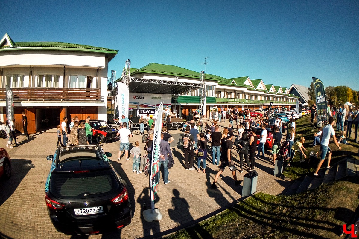 15 и 16 сентября в Суздале прошел фестиваль автомобильного тюнинга Tuning Car Awards. На него съехалось больше 100 машин со всей России