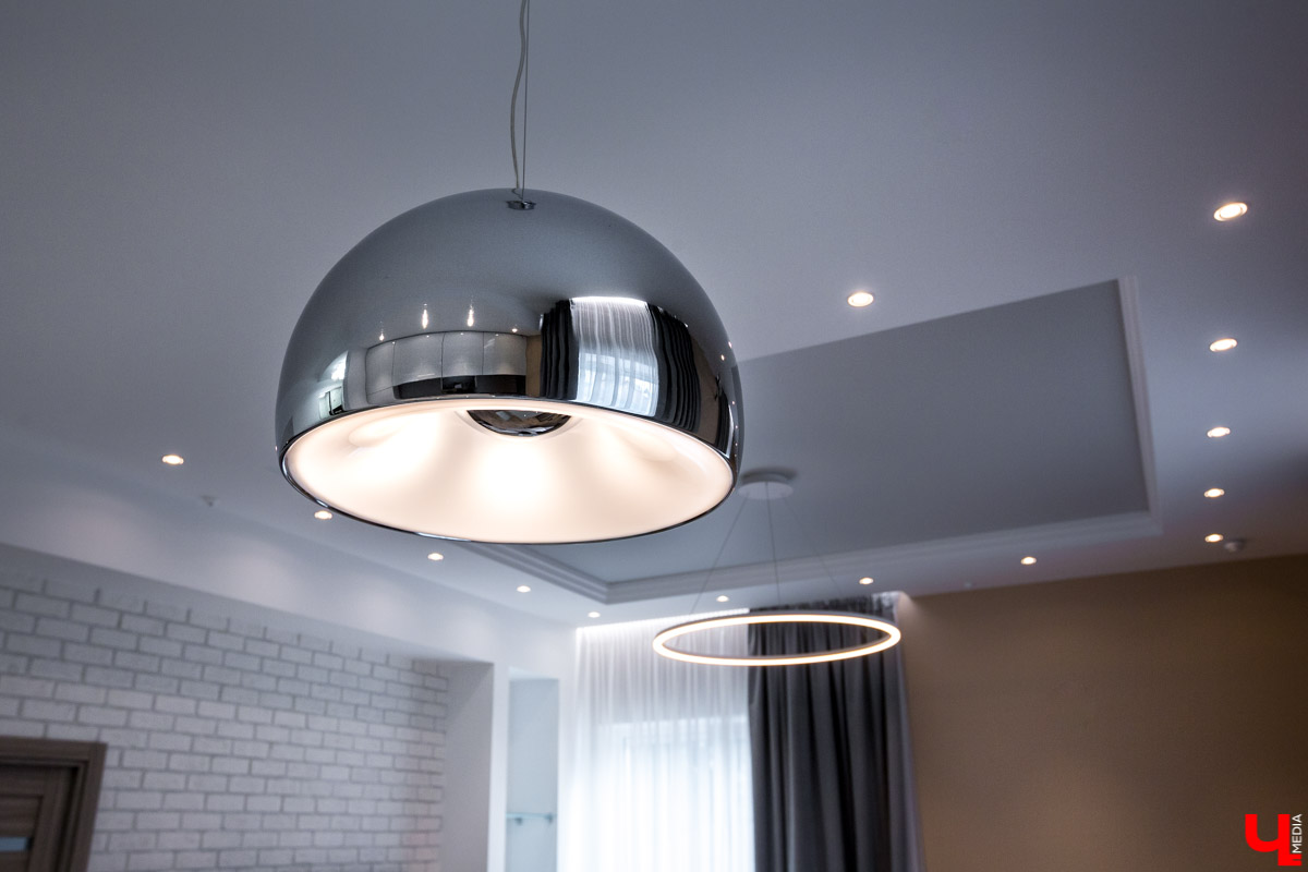 Архитектор-дизайнер Наталья Корешкова провела экскурсию по одному из самых роскошных офисов Владимира, в котором есть даже “золотой” туалет и джакузи