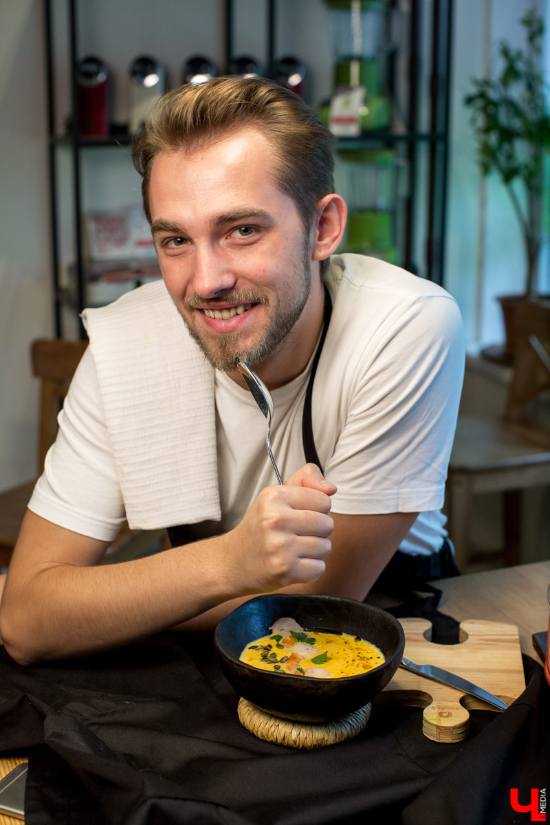 Шеф Дмитрий Орловский показал певцу Дмитрию Захария, как приготовить из тыквы крем-суп и чизкейк с меренгой