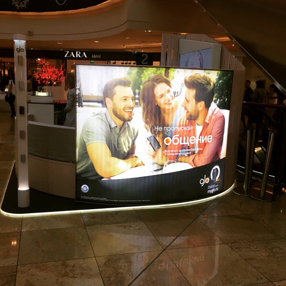 Александр Ломов, закончил ВлГУ и уехал в Москву учиться на медика. Параллельно он строит карьеру модели и актера, а еще снимается в рекламе