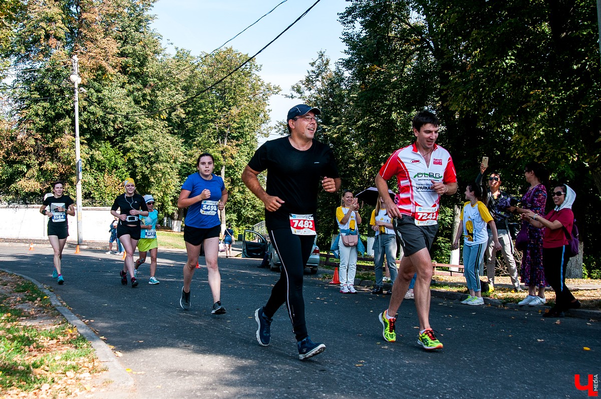 8 сентября во Владимире прошел 2-й полумарафон “Золотые ворота”. В нем приняли участие больше 5500 спортсменов из России, Германии, Мексики, Польши и Южной Африки. Победителей награждала фигуристка Ирина Слуцкая