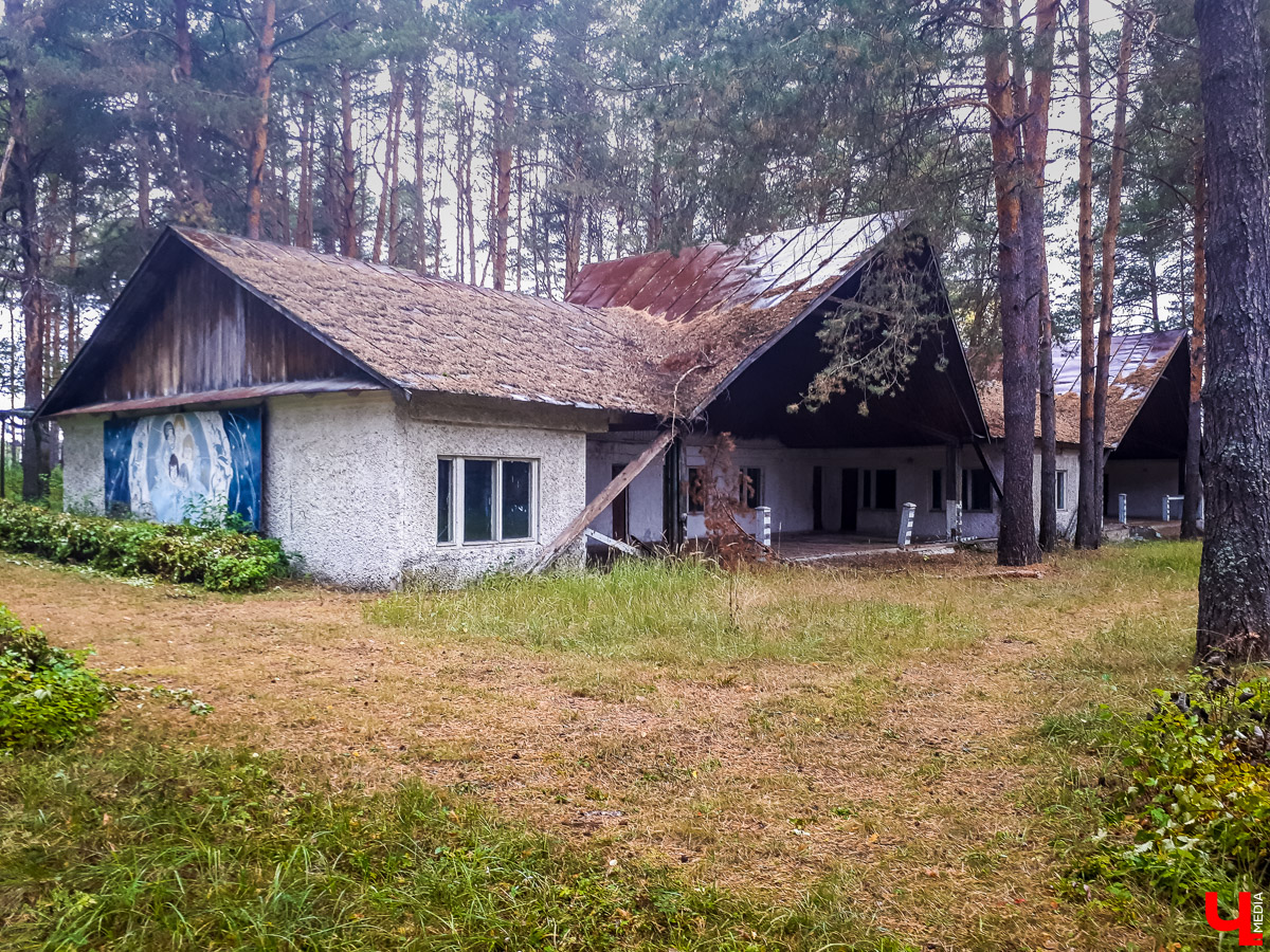 В лесу в Суздальском районе мы случайно набрели на пионерский лагерь “Юность”, который несколько лет простоял заброшенным. Мародеры до него не добрались, а потому постройки остались целыми