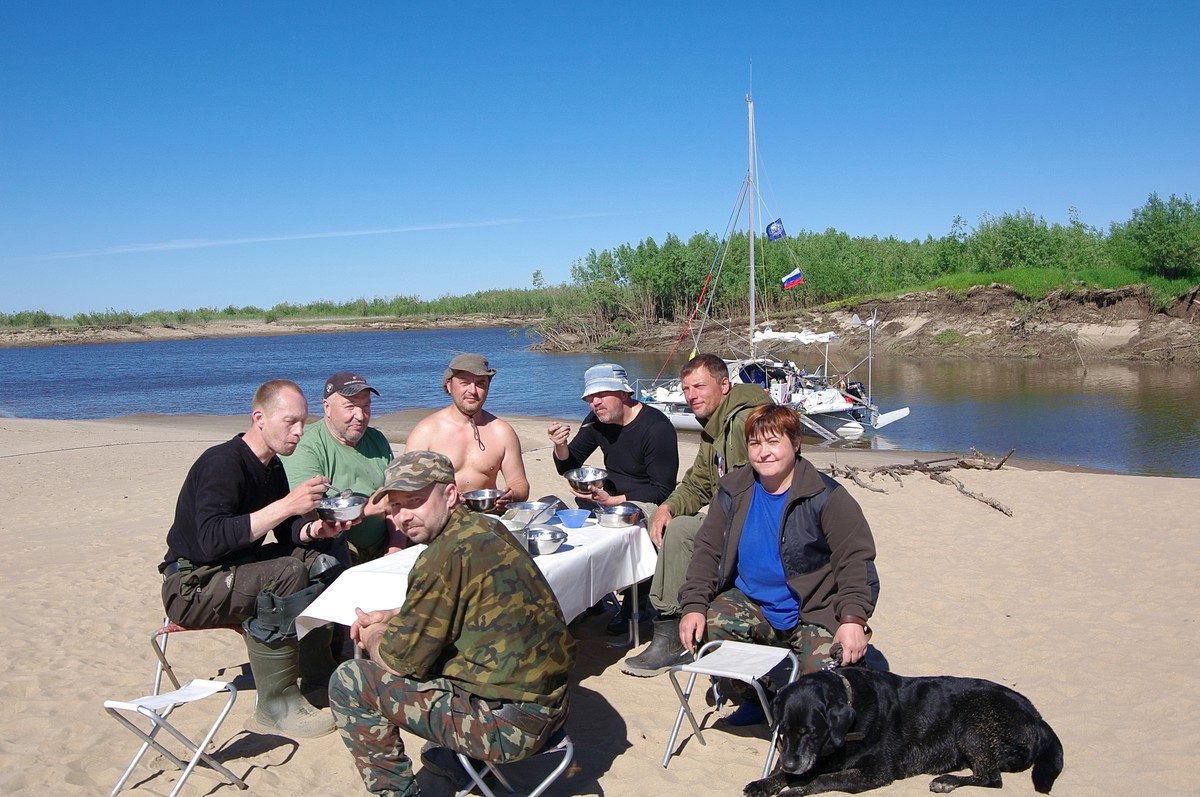 Капитан тримарана “Пола” Дмитрий Козлов, совершивший путешествие из Баренцева в Белое море, рассказал о том, страшно ли двое суток идти в шторм, стоит ли бояться медведей и какая рыба клюет в северном океане