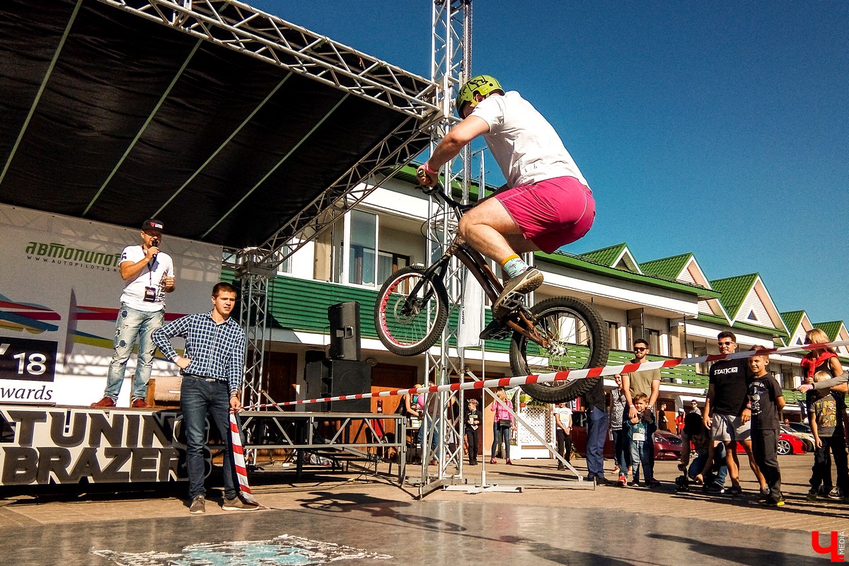 15 и 16 сентября в Суздале прошел фестиваль автомобильного тюнинга Tuning Car Awards. На него съехалось больше 100 машин со всей России