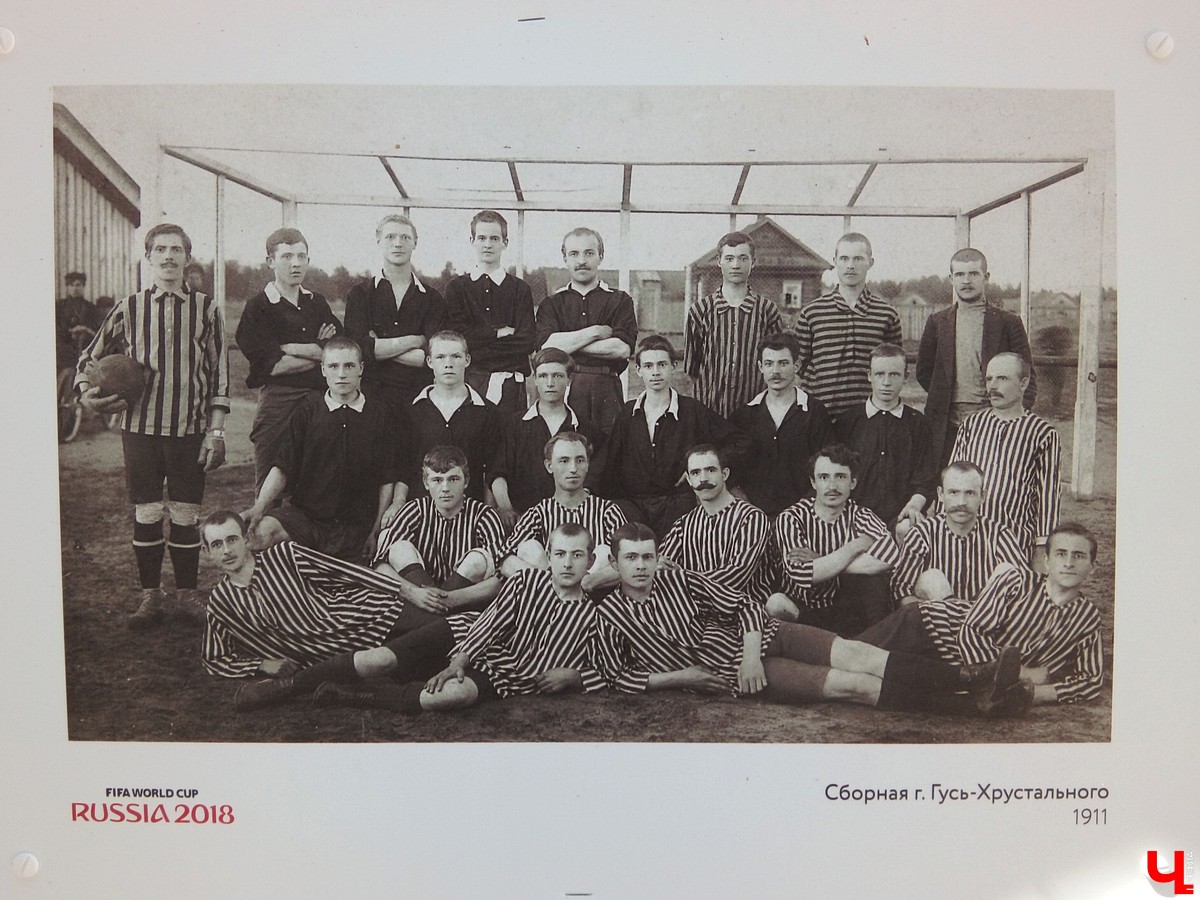 В июле в центре Владимира открылась необычная фотовыставка. Она посвящена истории владимирского футбола, начиная с 1911 года