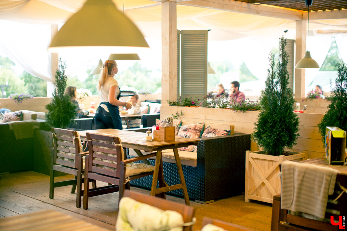 Блогеры посетили кафе Carlson Veranda и дали свою оценку кухне, персоналу и обстановке, а также насладились шикарным видом на закатное небо Владимира