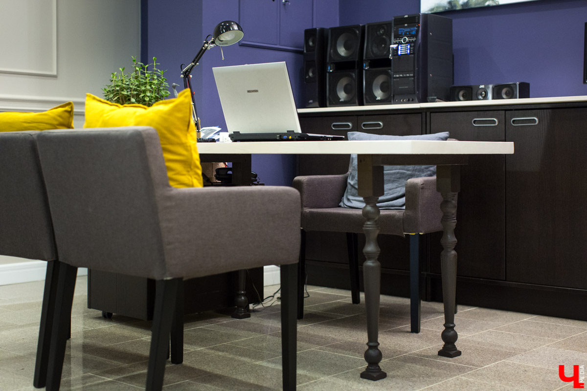 Продолжаем рубрику “Интерьер недели”. На днях мы заглянули в гости к Алексею Веденееву, адвокату, чей офис не похож на типичную юридическую контору