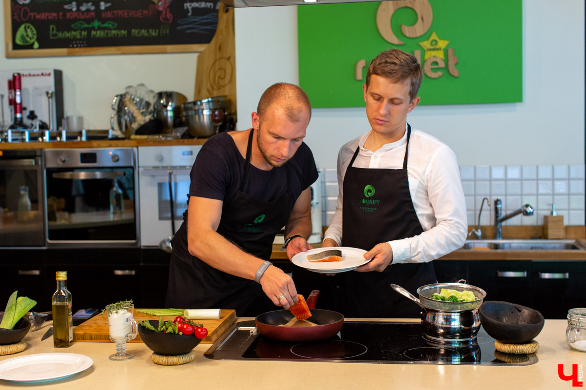 Шеф-повар Дмитрий Орловский открыл пловцу Сергею Сафонову вкус спаржи, рецепт быстрого приготовления лосося и секрет, как доставить удовольствие женщине