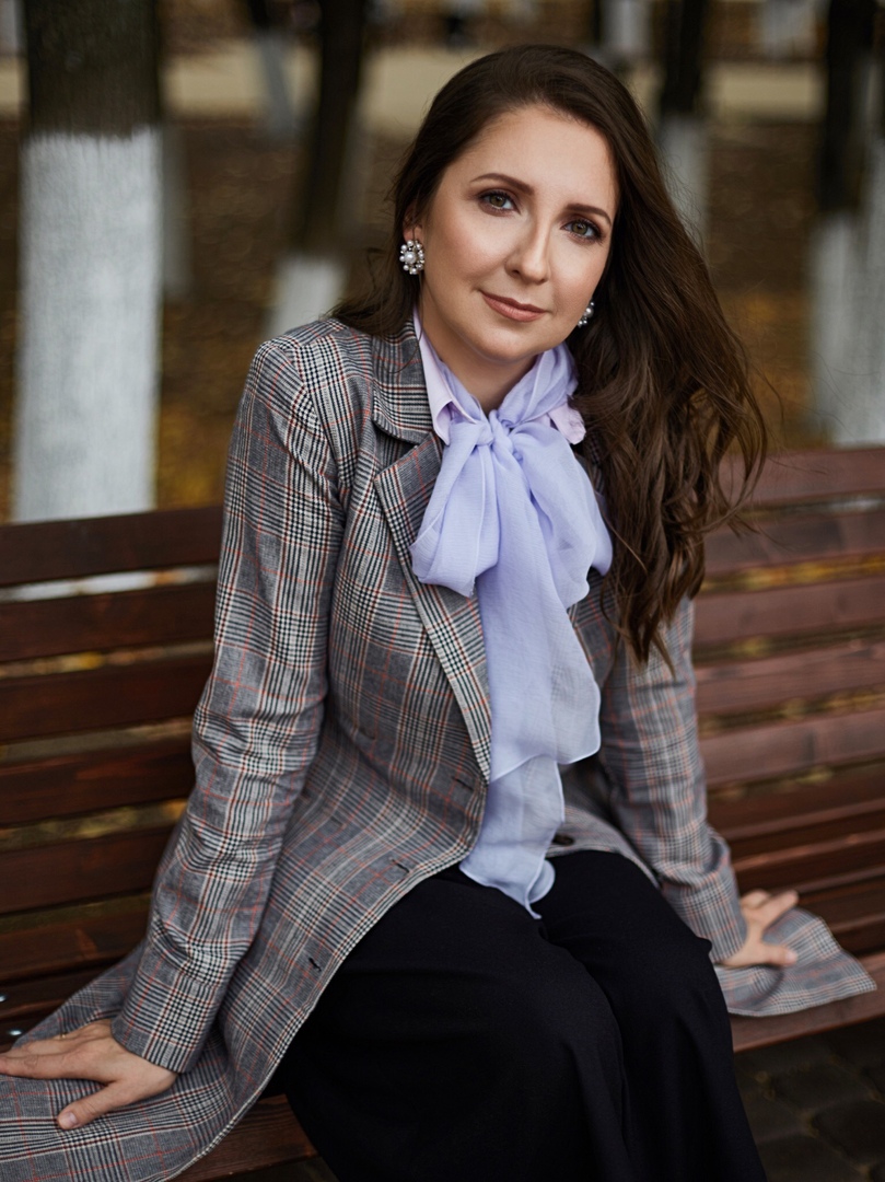 Визажист Елизавета Фандо и стилист-имиджмейкер Юлия Соловьева кардинально меняют имидж жительнице Владимира. Феи красоты выбрали для нее два стильных образа: городской красавицы и экстравагантной леди