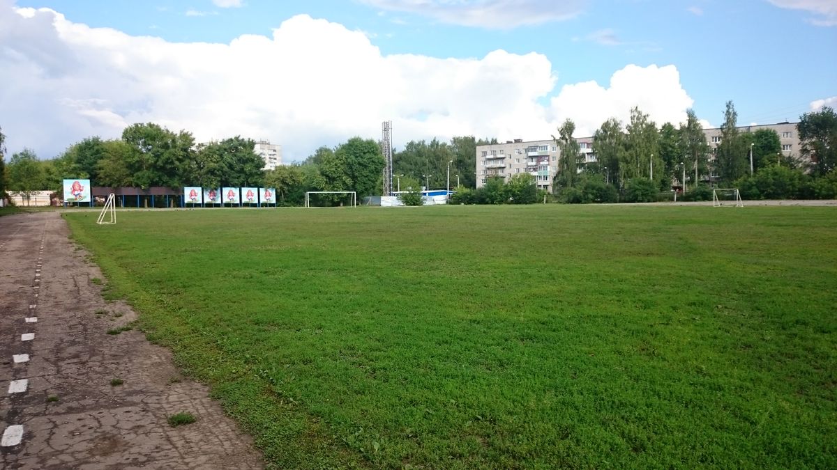 Где бесплатно поиграть в футбол на открытом воздухе во Владимире, и сколько стоит аренда хорошего поля, а также площадки для мини-футбола с резиновым покрытием, подсветкой и ограждением? Классификация полей по районам от “Ключ-Медиа”