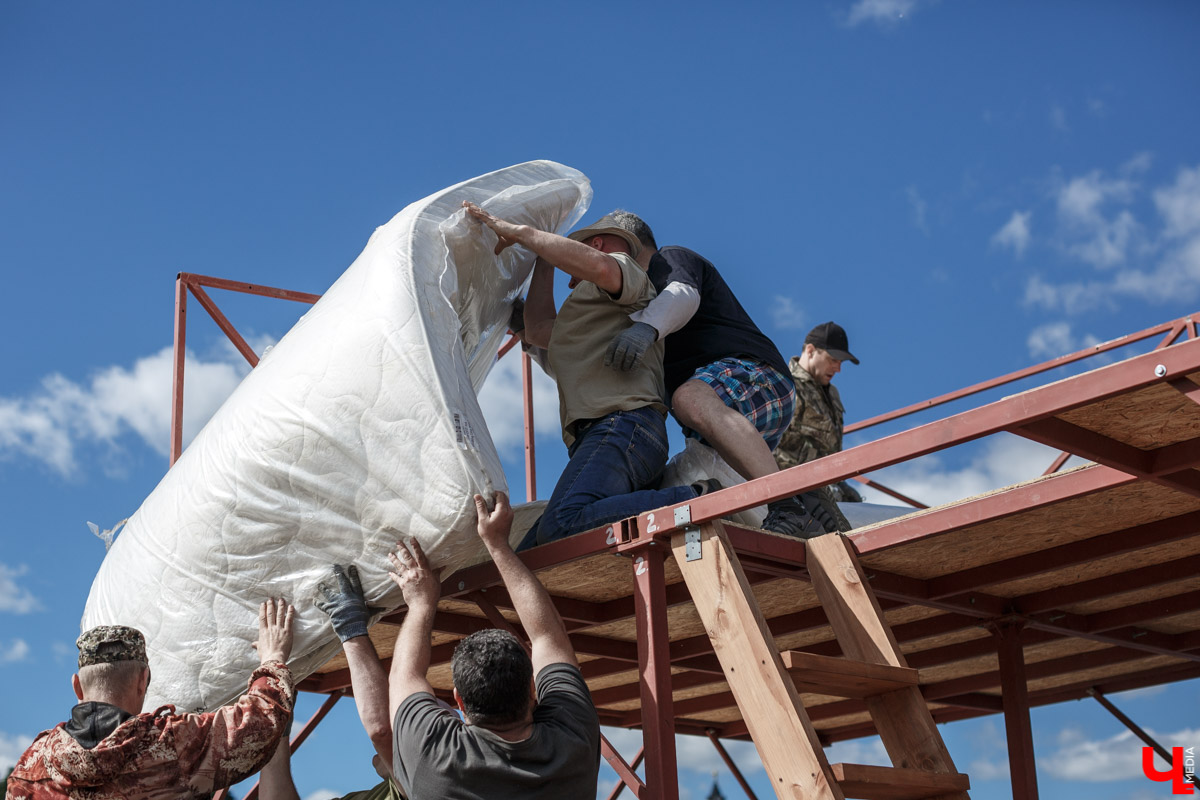 Двухэтажный плот во Владимире