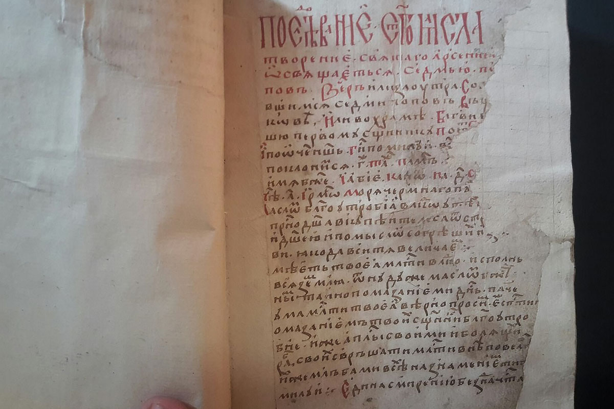 Гид Денис Лапин провел необычную экскурсию по Суздалю. Он показал журналисту “Ключ-Медиа” загадочные провалы, тайные подземелья и древние вещи, найденные местными жителями