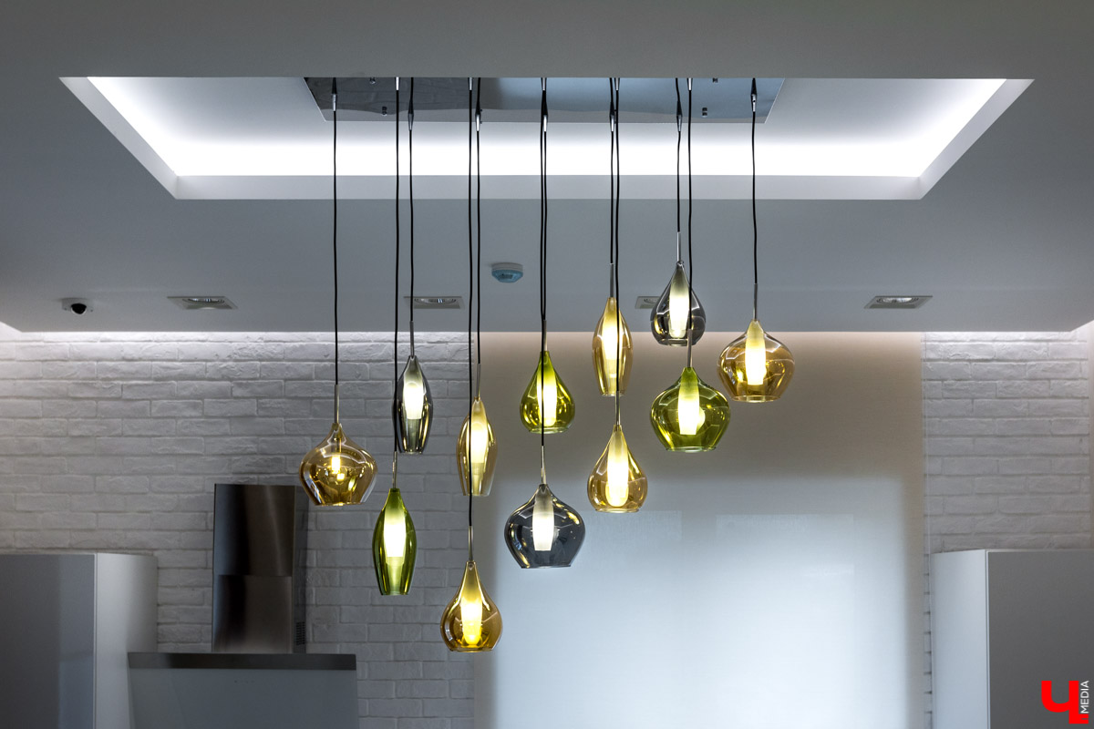 Архитектор-дизайнер Наталья Корешкова провела экскурсию по одному из самых роскошных офисов Владимира, в котором есть даже “золотой” туалет и джакузи