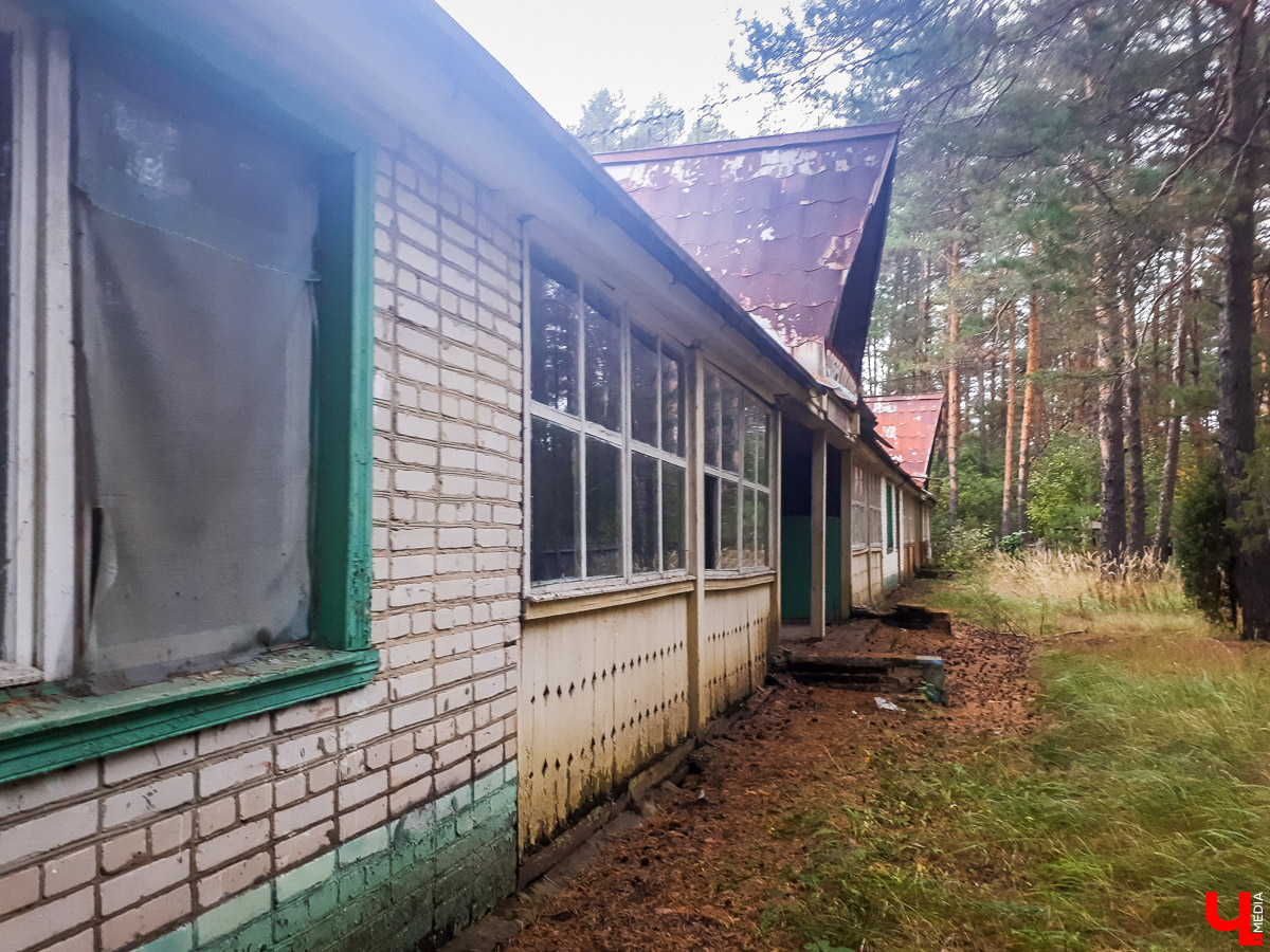 В лесу в Суздальском районе мы случайно набрели на пионерский лагерь “Юность”, который несколько лет простоял заброшенным. Мародеры до него не добрались, а потому постройки остались целыми
