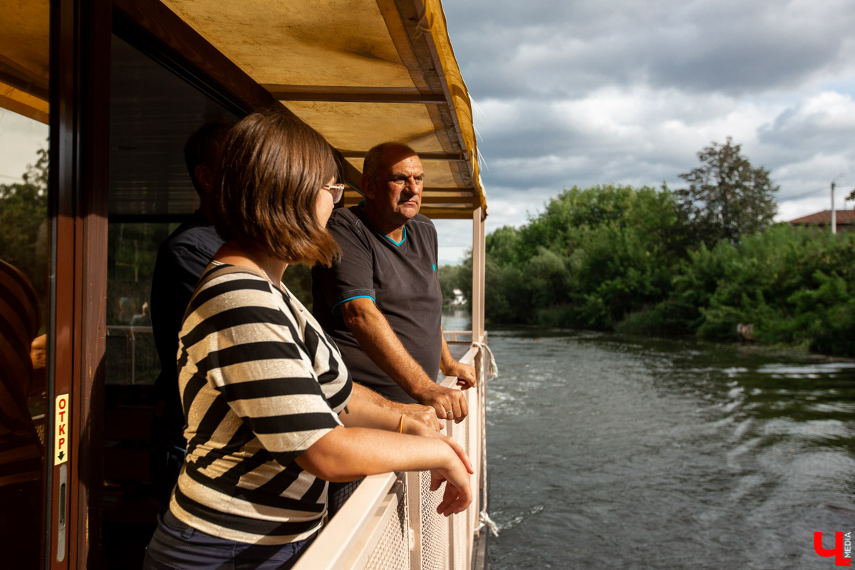 В Суздале устраивают необычные экскурсии - по реке Каменка плавает речной трамвайчик “Колибри”. О нем рассказал его создатель Алексей Полтев