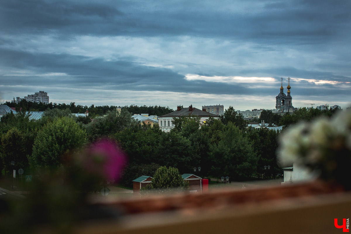 Блогеры посетили кафе Carlson Veranda и дали свою оценку кухне, персоналу и обстановке, а также насладились шикарным видом на закатное небо Владимира