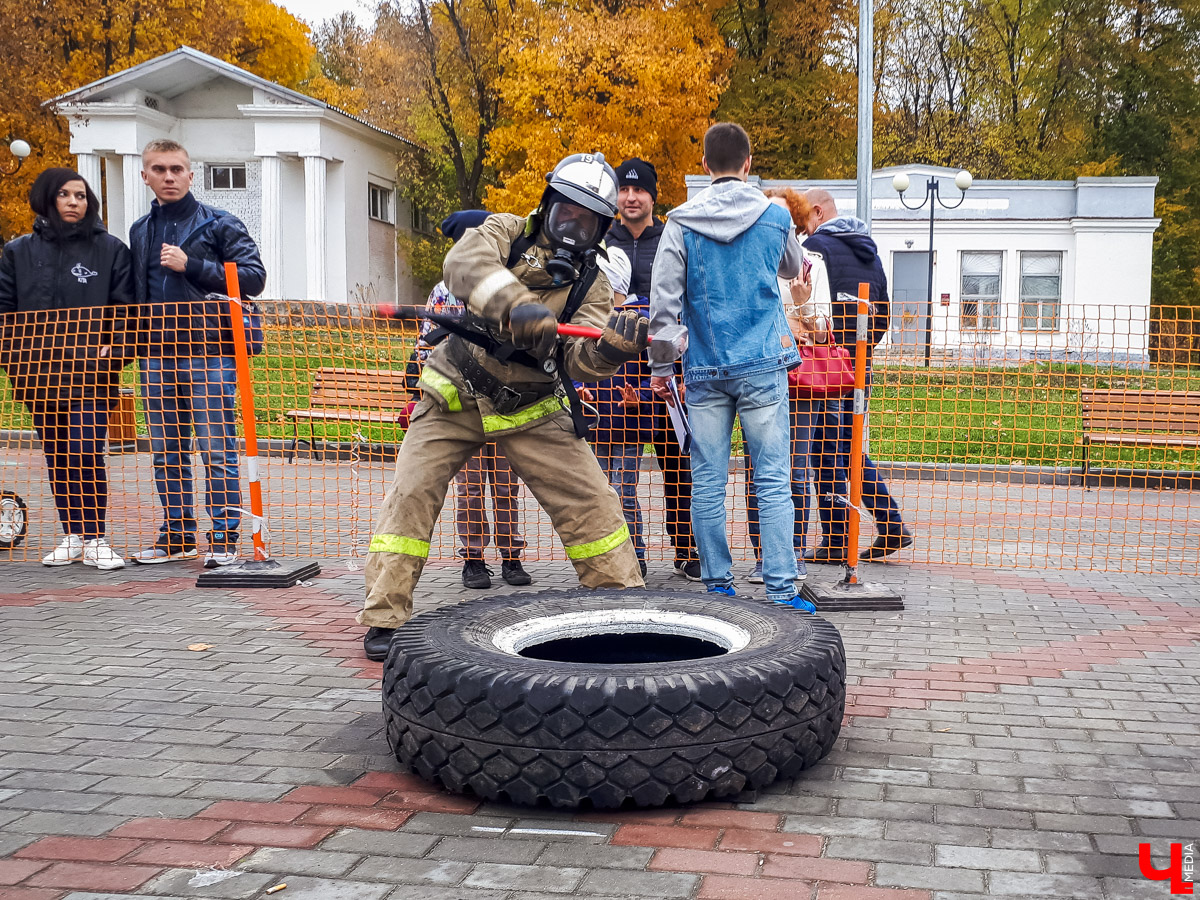 Впервые во Владимирской области провели соревнования по кроссфиту для пожарных. Вместо удобной одежды спортсмены выходили на дистанцию в своей рабочей форме