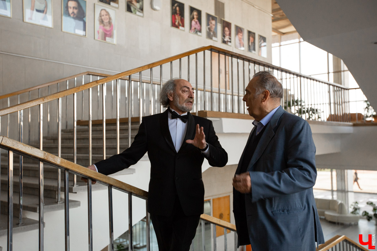 18 сентября во Владимире, около драмтеатра, открыли новый памятник. Он посвящен провинциальным актерам Счастливцеву и Несчастливцеву