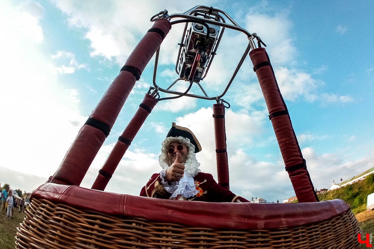 18 июля в Суздале прошло открытие фестиваля воздухоплавания “Золотое кольцо”. Из-за непогоды шары не смогли подняться в небо, но организаторы устроили фаер-шоу на земле