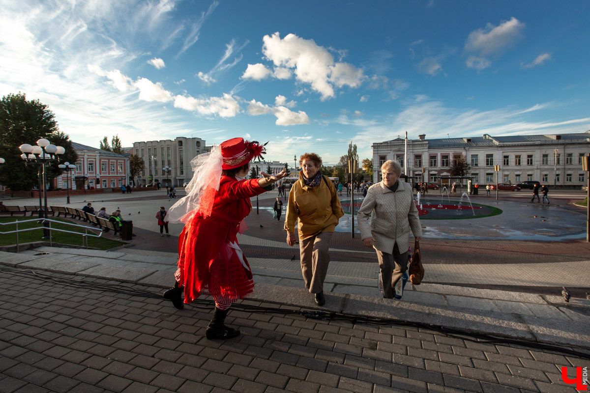18 сентября во Владимире, около драмтеатра, открыли новый памятник. Он посвящен провинциальным актерам Счастливцеву и Несчастливцеву