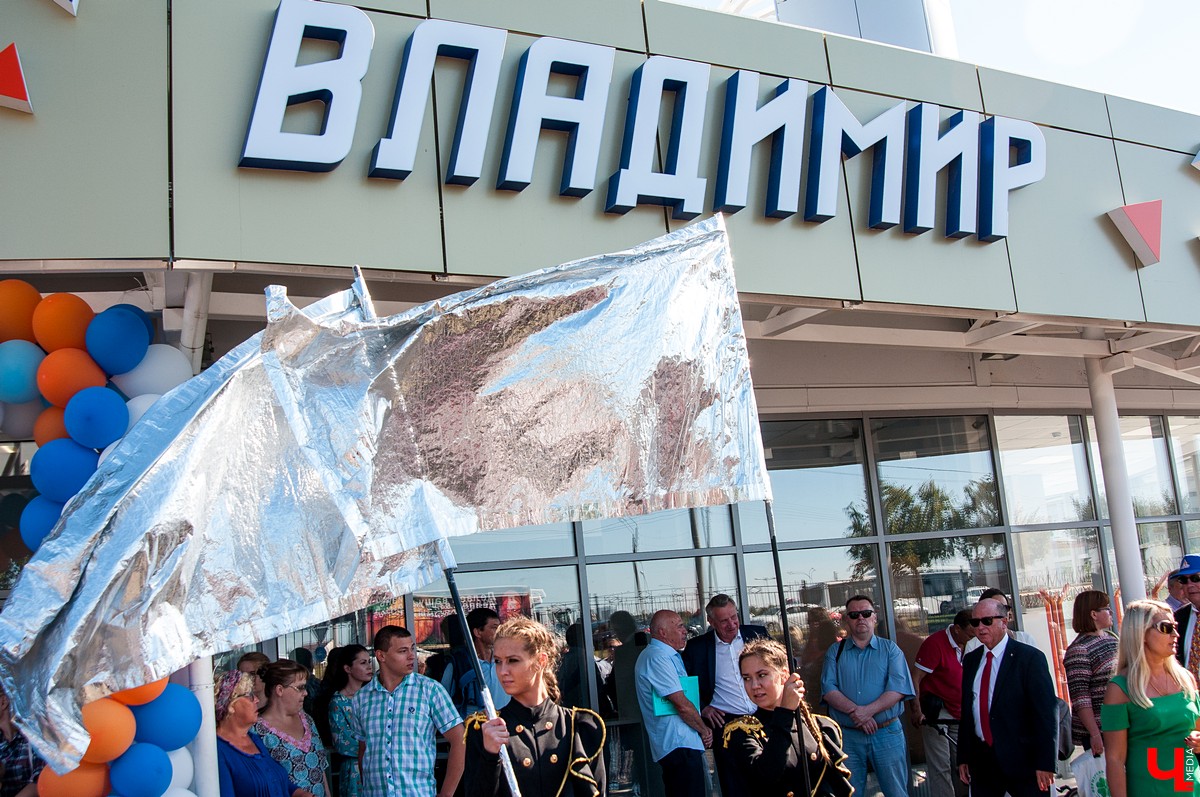 25 августа в городе открылся новый ледовый комплекс “Владимир”. На его открытие приехали известный советский хоккеист Александр Якушев и не менее известный художник Никас Сафронов