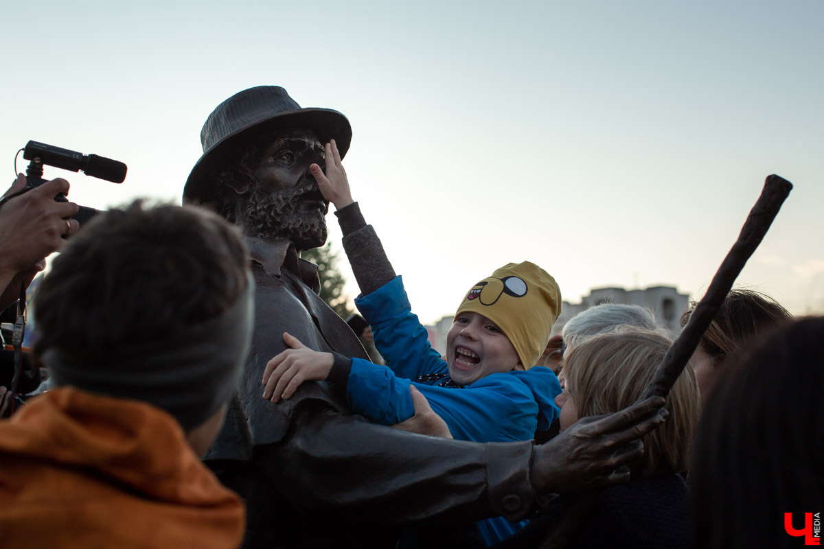 18 сентября во Владимире, около драмтеатра, открыли новый памятник. Он посвящен провинциальным актерам Счастливцеву и Несчастливцеву