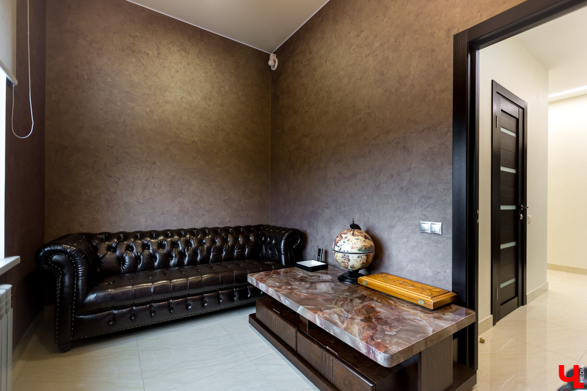 Архитектор-дизайнер Наталья Корешкова провела экскурсию по одному из самых роскошных офисов Владимира, в котором есть даже “золотой” туалет и джакузи