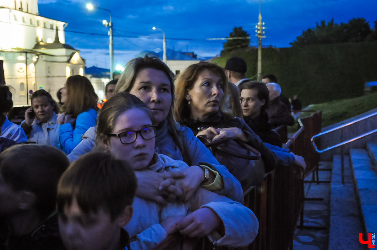 «Молодая гвардия» на Театральной площади