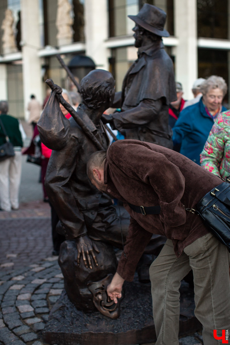 18 сентября во Владимире, около драмтеатра, открыли новый памятник. Он посвящен провинциальным актерам Счастливцеву и Несчастливцеву