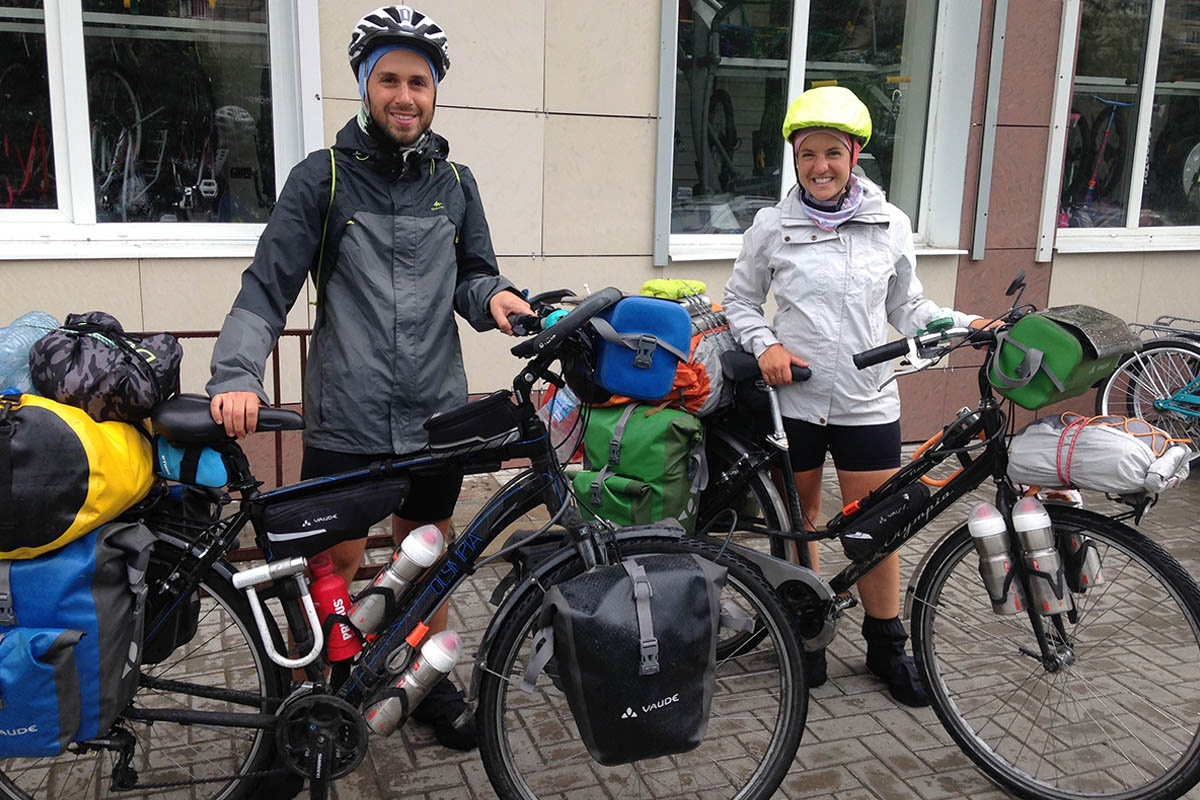 Итальянская пара Андреа Праделла и Елена Тасси отправились в кругосветное велопутешествие и проехали через город Владимир