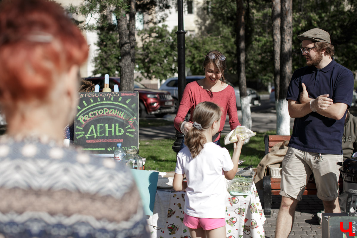 9 августа во Владимире прошла очередная акция в поддержку приближающегося Ресторанного дня. У памятника Диктору Левитану был открыт ресторан Лепёха-Лепёха