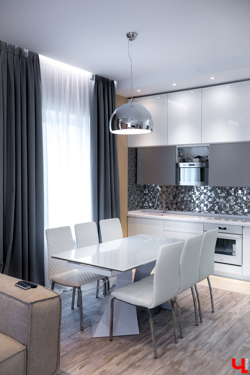 Архитектор-дизайнер Наталья Корешкова провела экскурсию по одному из самых роскошных офисов Владимира, в котором есть даже “золотой” туалет и джакузи