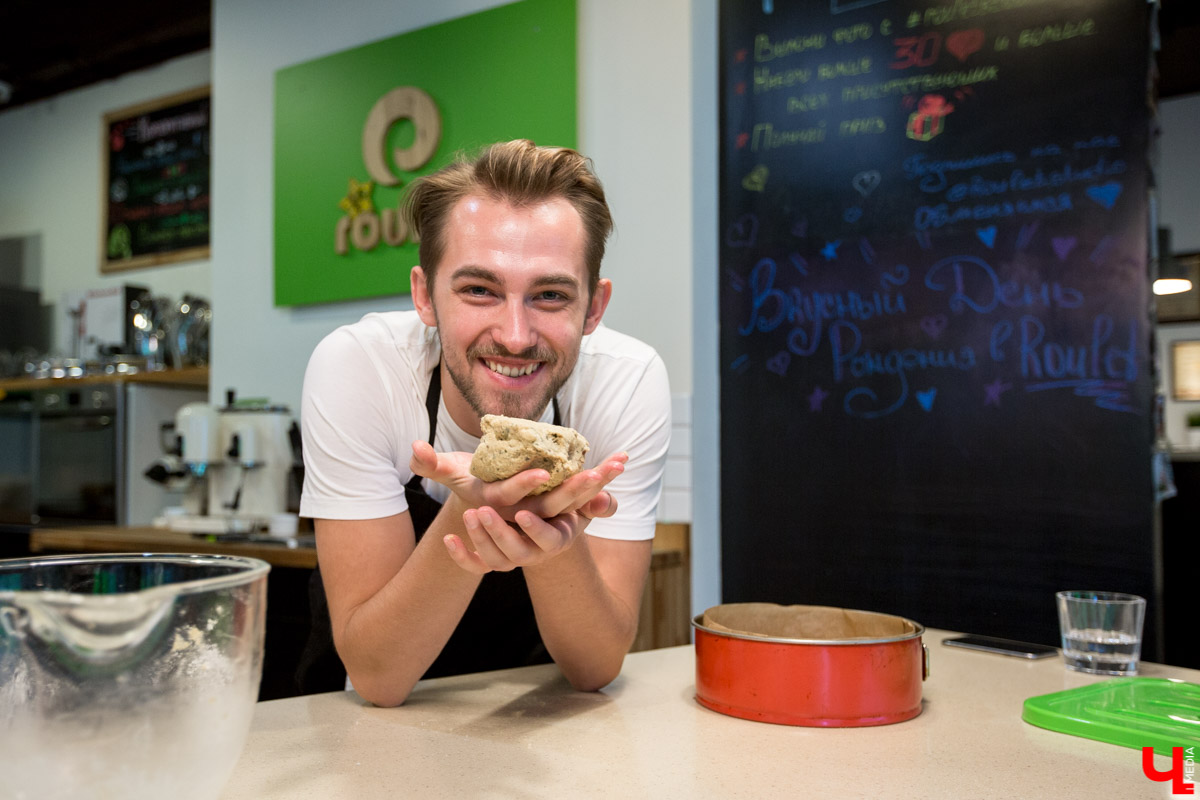 Шеф Дмитрий Орловский показал певцу Дмитрию Захария, как приготовить из тыквы крем-суп и чизкейк с меренгой