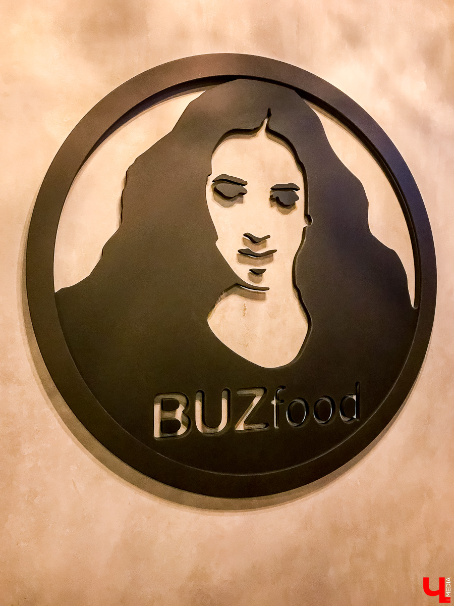 Журналист Ключ-Медиа побывала в ресторане Ольги Бузовой, оценила интерьер и узнала, что там за салаты такие подают под названием “Мало половин” и “Бузцезарь”