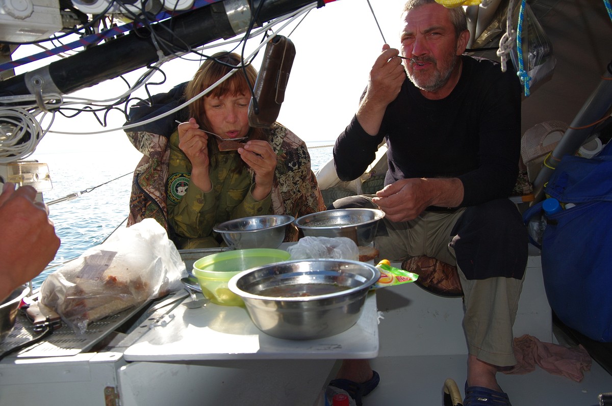 Капитан тримарана “Пола” Дмитрий Козлов, совершивший путешествие из Баренцева в Белое море, рассказал о том, страшно ли двое суток идти в шторм, стоит ли бояться медведей и какая рыба клюет в северном океане